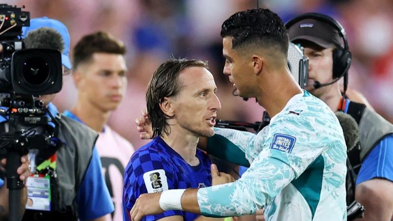 Óriási VAR-hívás meghosszabbítja Ronaldo búcsúját, Modricnak véget jelent